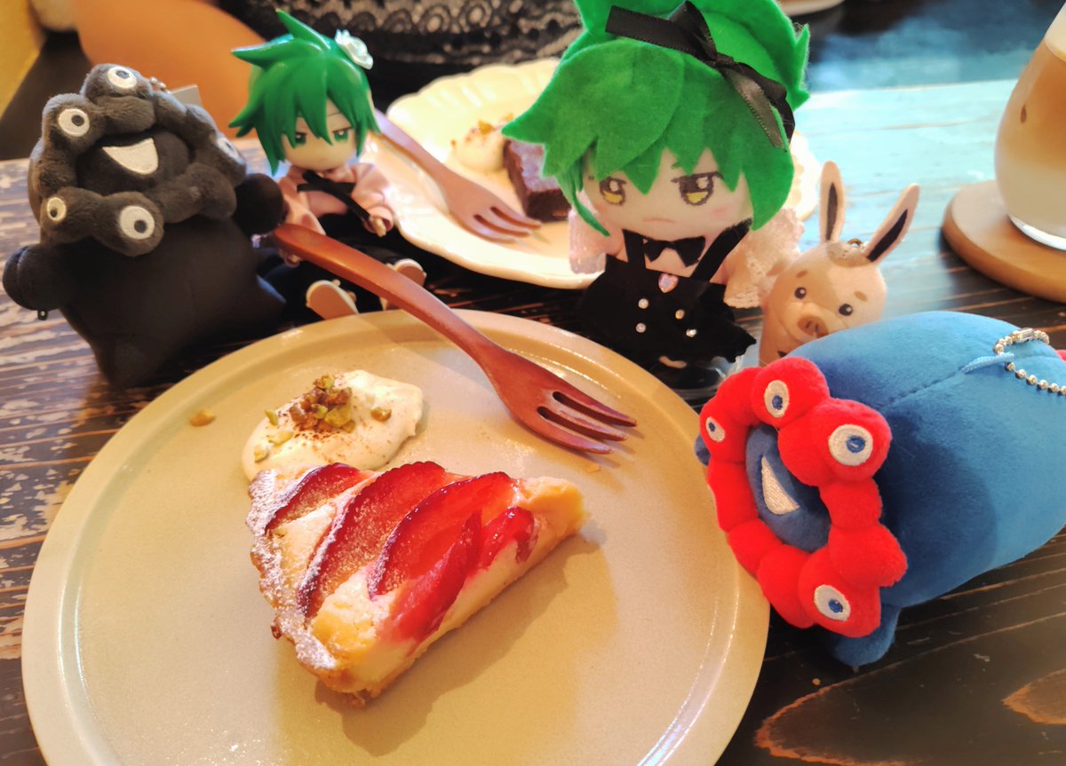 sumaruto4's tweet photo. みさださんとドール＆ぬいしんくちゃんたちと何やら大所帯でおいしいもの食べてきました！！ｗｗ🤣

ネズミーのおみやげいただいたんだけどカチューシャぴったりフィットでやばい！かわいい！！🤯💚🌼
しんくちゃ⋯夢の国デートしよっか⋯ https://t.co/17kDFN1MVn