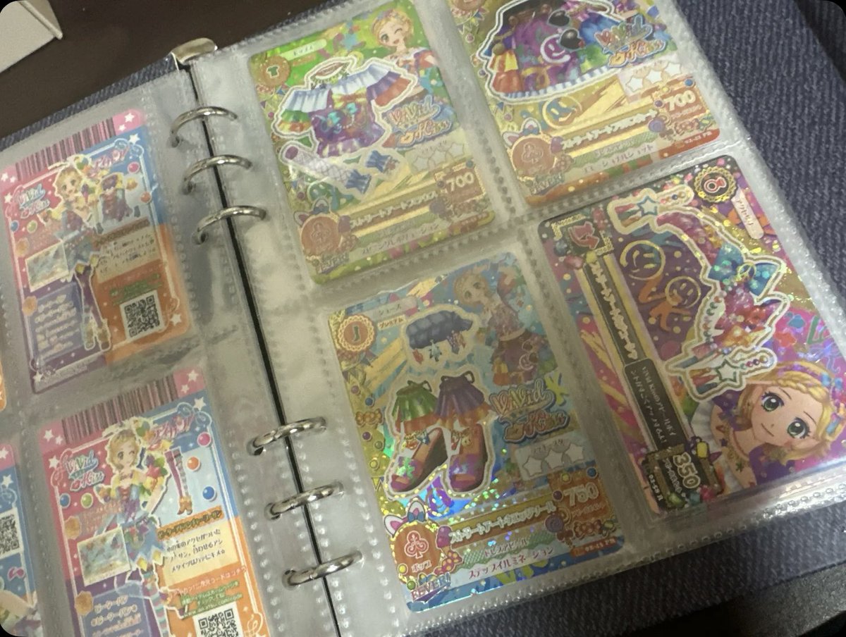 envybans's tweet photo. アイカツアンコールの「二次元コード付きの今までのアイカツ!カードは使用できます。」って初代~オンパレまでのQRコードがあればってことですよね。

初代とスターズの組み合わせができるならViVid KissのプレミアムレアドレスにShiny Smileの土星のツバサとか付けたら絶対かわいい（* ॑  ॑* ） https://t.co/OsKqap4Skj