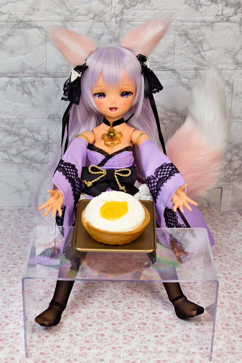 freikugelDOLL's tweet photo. #深夜のおやつドール一本勝負 #ドールオーナーさんと繋がりたい #うちのこかわいい #DOLLBOT #伽耶
ローソンから、月見カスタードプリンタルトが発売されたよ！
伽耶ちゃん、一緒に食べようねぇ～～
(*^▽^*)つ📸　🍮🦊💜 https://t.co/SaEYNYER6l