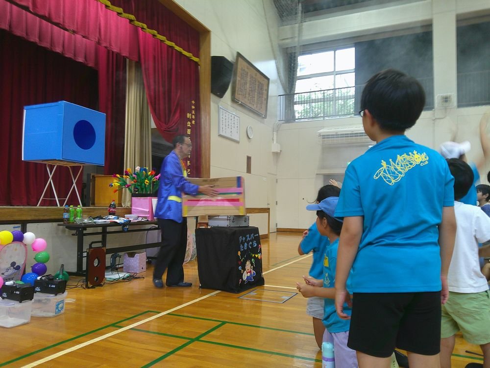 jaspertakiguchi's tweet photo. 京都府京田辺市の学童保育所で、マジックショー&amp;空気砲
させて頂きました。

某保育園さまの、繋がりで呼んで頂きました✨️
有り難うございます🙇

今回、２公演させて頂きました✨️

マジック以外にも、色んな催しで賑わいました。

ショーは、超絶ノリの良いこども達で、
とても盛り上がりました🎶 https://t.co/SFca2re6Fx