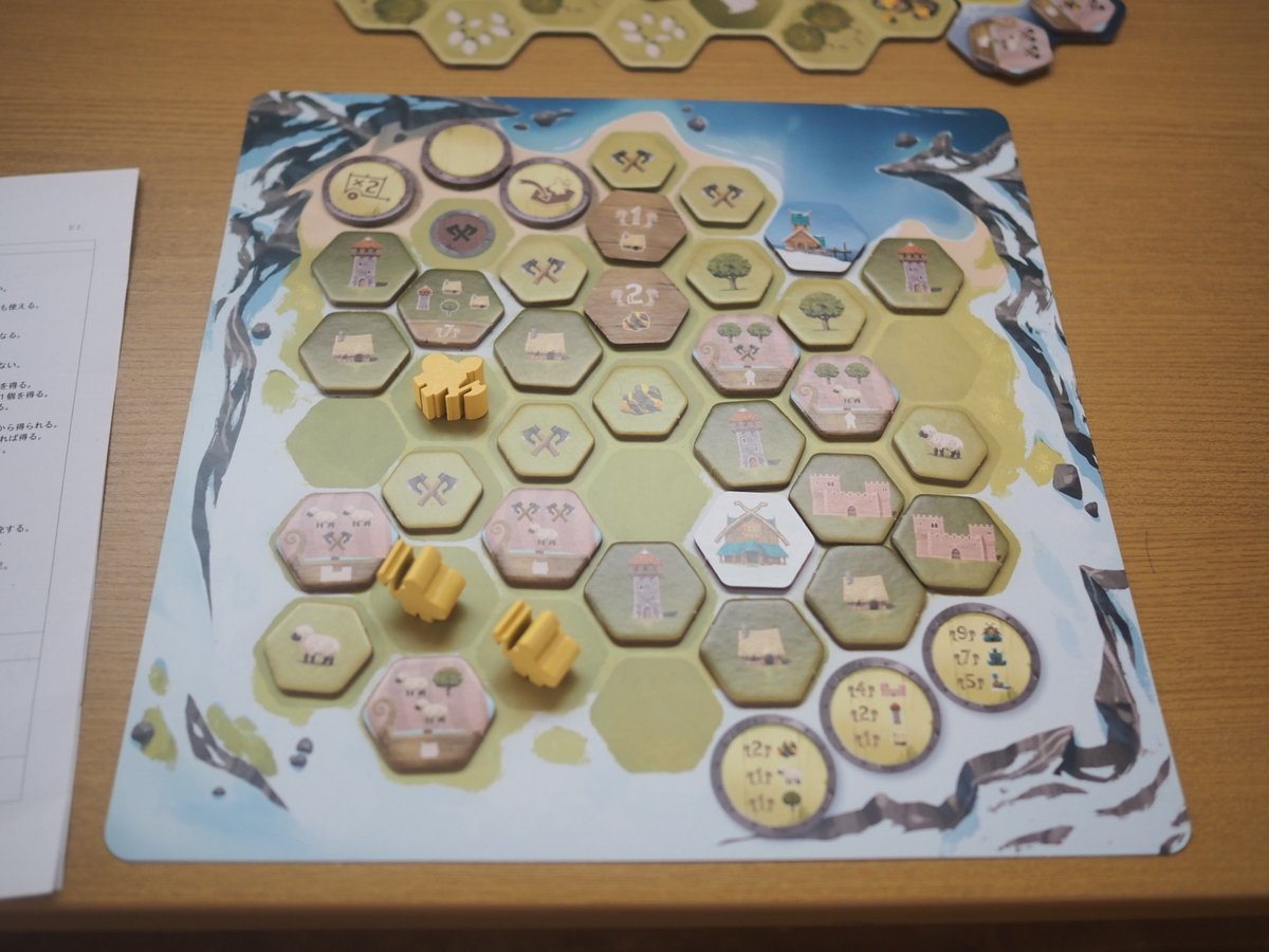 matz_jon's tweet photo. ひさびさに「ルーート/おにぎり島バイキング」ボードゲームで遊べたっ!船タイルのまわり囲うとクルン!と反転して得点アップするとこが好きっ!
#Looot https://t.co/NaztnUN3Ij