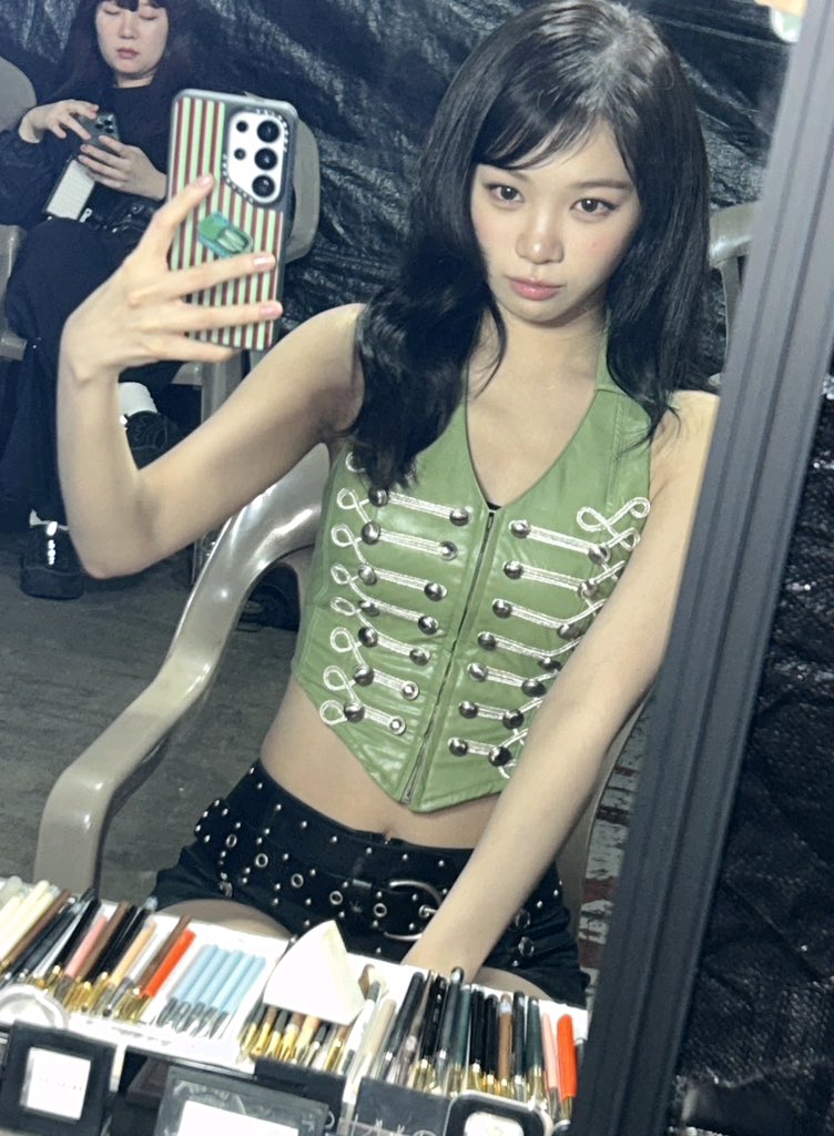sserapics's tweet photo. #KIMCHAEWON weverse dm update 

sserapics~ I rested at the accommodation for 20 minutes and then
came back out
I have to go to Sanok
sserapics must be having a hard time too ㅠㅠㅠ
I wonder if it’s because of the fireworks festival — the traffic is really jammed

The road is blocked so there’s nothing I can do
Can you explore the gallery a bit for me?