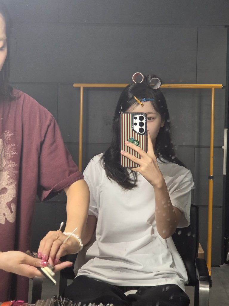 sserapics's tweet photo. #KIMCHAEWON weverse dm update 

sserapics~ I rested at the accommodation for 20 minutes and then
came back out
I have to go to Sanok
sserapics must be having a hard time too ㅠㅠㅠ
I wonder if it’s because of the fireworks festival — the traffic is really jammed

The road is blocked so there’s nothing I can do
Can you explore the gallery a bit for me?