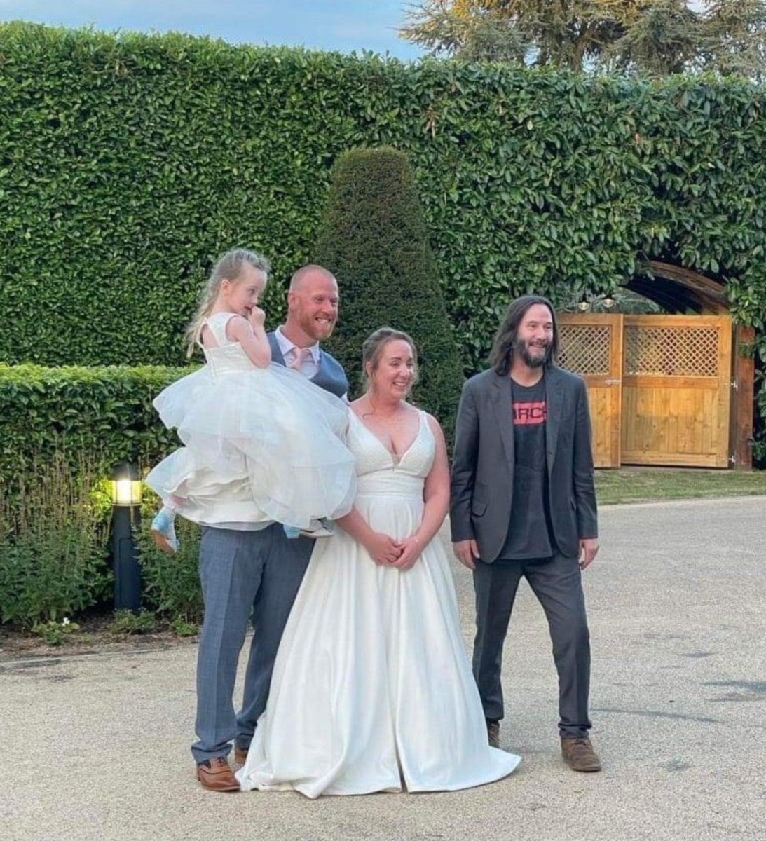 DesireeAmerica4's tweet photo. Most Hollywood actors won’t even look in your direction without a security detail blocking the sidewalk.

​Meanwhile, a guy runs into Keanu Reeves at a hotel bar, casually invites him to his wedding reception, and Keanu actually shows up, meets the bride, and takes photos.

​Zero ego. Just a genuine human being.