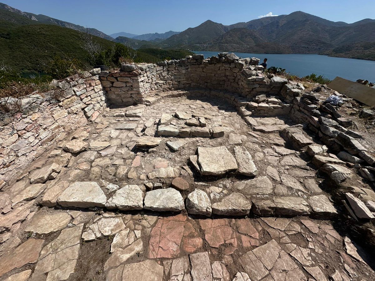 CatherineSuard's tweet photo. 🔎Zoom sur #Sarda📍#Albanie. Quand le #HautMoyenAge raconte l’histoire des #Balkans et ses connections européennes 🇪🇺
👏🏻🇫🇷🤝🇦🇱
@francediplo @France_Albanie #EcoleFrancaiseRome @CNRS @iktk_al #DATKuniTir #DRTKshkoder #archéologie #patrimoine @OetM_ #CommissionDesFouilles https://t.co/u18D56xekp