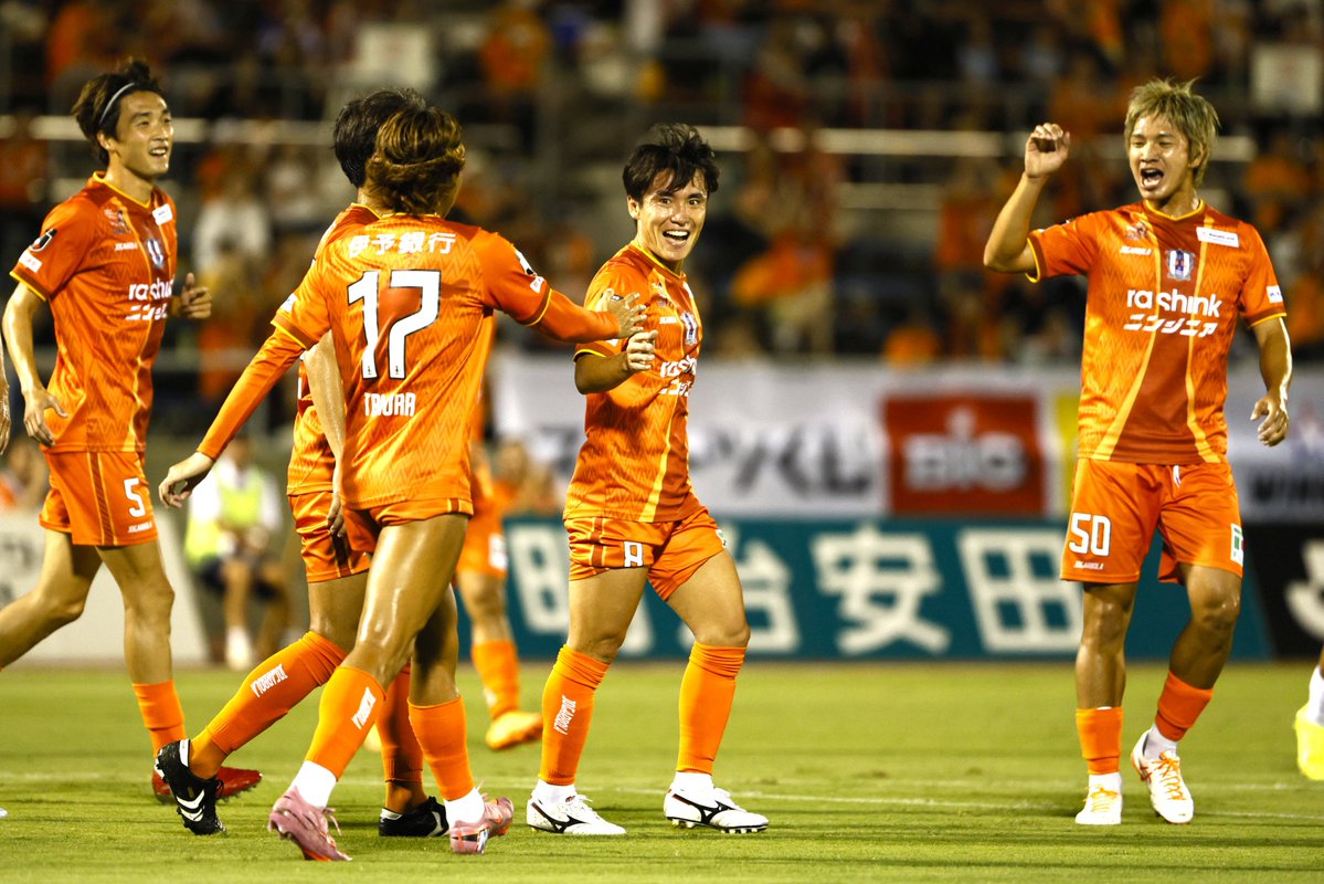 ehime_sports's tweet photo. ⚽️J3第5節 #愛媛FC 4-2 ギラヴァンツ北九州
愛媛は得失点差で首位浮上！
開幕節、第2節、きょうとホーム戦3試合連続で4ゴール！今回も得点者の喜びの表情をお届け📸 https://t.co/T9NC2e6vce