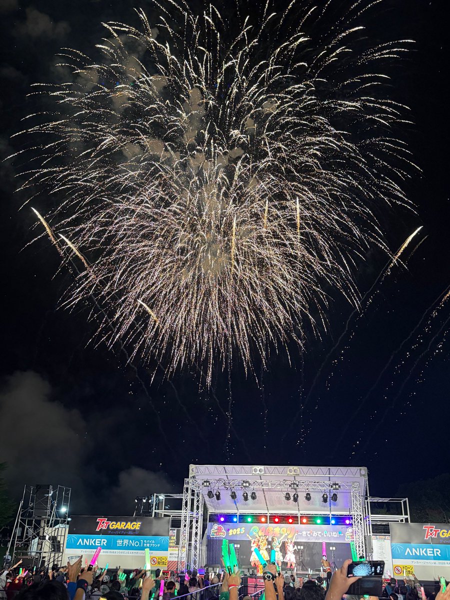 ringomusic_sf's tweet photo. #RABまつり
今年もRABまつりに出演させていただきました!!

会場にお越しくださった皆さん、ありがとうございました!!

ライブのラストは #翔けろ未来へ を #花火 と一緒にお届けしました🎇
最高の夏の思い出になりました!!

〈今日のセトリ〉
①Overture
②KE・YA・GU 
③け
④DOSA YUSA ROCK 
⑤JAWAMEGI NIGHT!! 
⑥Diamond 
⑦翔けろ未来へ

🩷ピンクレディ👚
@PINKLADY_RM
💚はつ恋ぐりん🍨
@GURIN_RM
❤️スターキングデリシャス🍜
@SKD_RM
💛金星🍰
@KINSEI_RM

#りんご娘