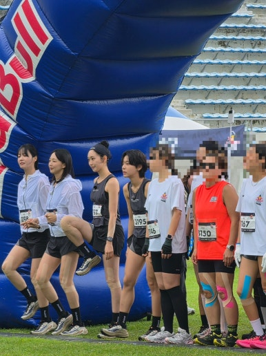 snael04's tweet photo. iron girls s3 filming crumbs
source: https://t.co/dOQ4yKrTH5 https://t.co/L92OvKBV4L