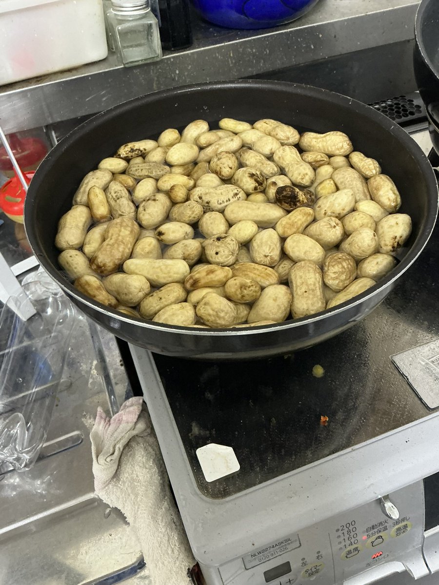 dat_d21's tweet photo. #THESECRETBASE
生落花生塩茹で
50分火をつけて
タイマーつけてらたら
焦がした
問題なかった
うまい
ってか
茹でたてと
全然うまさがちがう
次は
炒ってみようかな https://t.co/Rp1gaJEQeZ