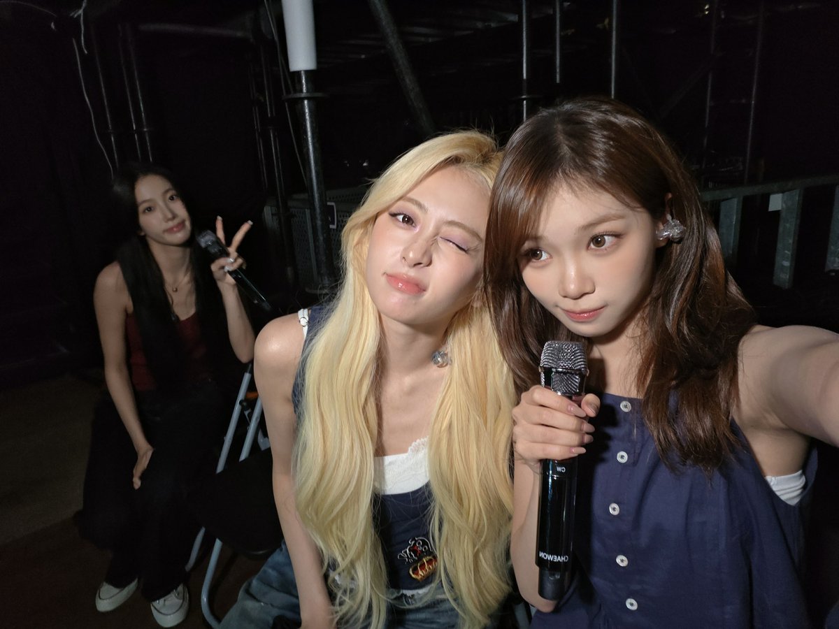 sserapics's tweet photo. Yunjin CHAEWON Kazuha NEW pic https://t.co/2wTuP0sOTm