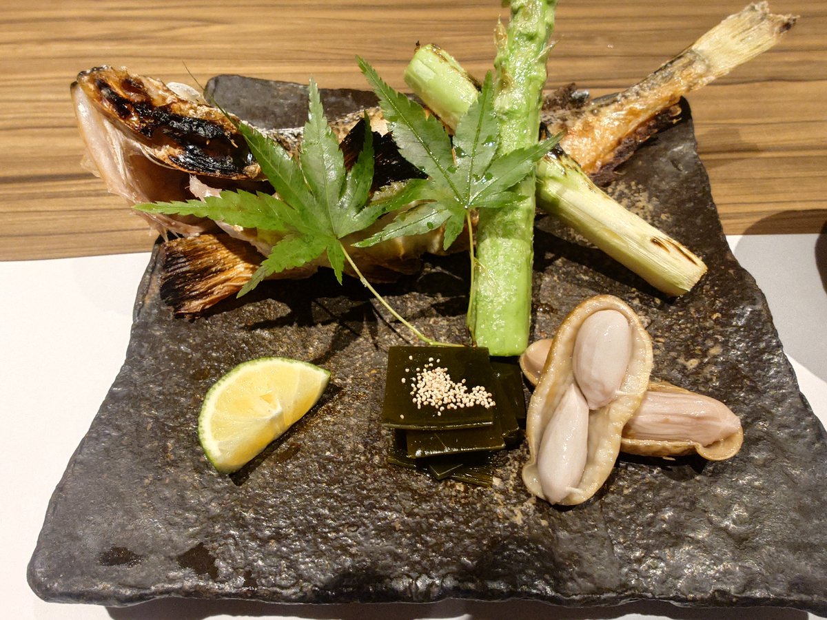 feketerigo000's tweet photo. 僕が好きな和食、いわゆる旅館料理の最上級系なんだけど、
和食とか割烹で検索すると、
・普通の和食を食べ飽きた人間の好む謎の食材とか調理法をする領域の料理
・変に格式張ったむ昔ながらの雰囲気重視の店
との区別がつかなくて出たとこ勝負になりがち。
今日の店は大当り。なおあかざわ（以下略） https://t.co/5cfWZT5hOH