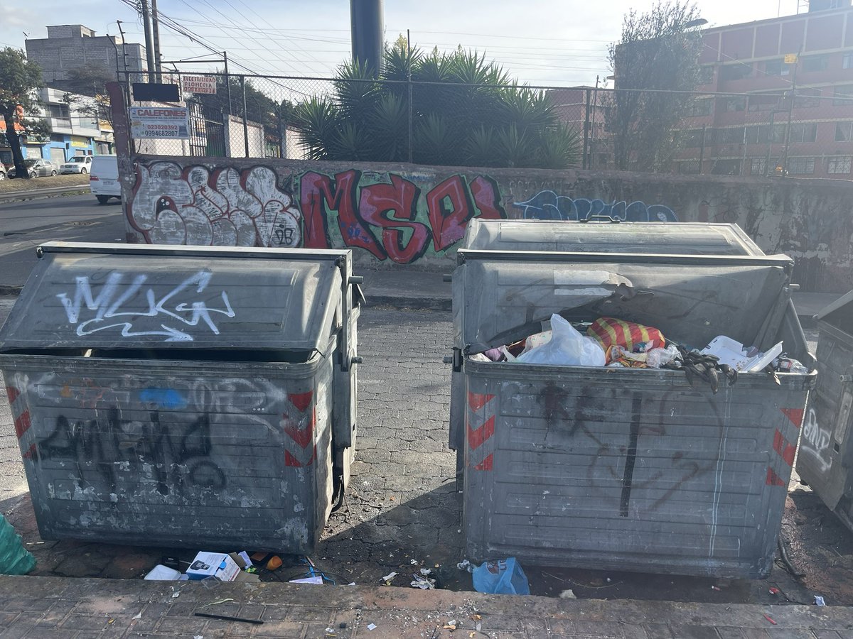 WilsonMerinoR's tweet photo. Hoy, frente a la crisis de la basura en Quito, decenas de jóvenes #IMPARABLES salimos a limpiar contenedores.

No es un gesto simbólico. Es una respuesta concreta a un problema sanitario que ya está en las calles y en la vida diaria de la gente.

Cuando el espacio público se deteriora, no basta con denunciarlo. Hay que recuperarlo. Y eso empezó hoy: con manos, organización y presencia en los barrios.

La ciudad no se arregla esperando. Se arregla actuando. ¡Súmense! 
#RecuperemosLosBarrios #ImparablesEnAccion 🚀