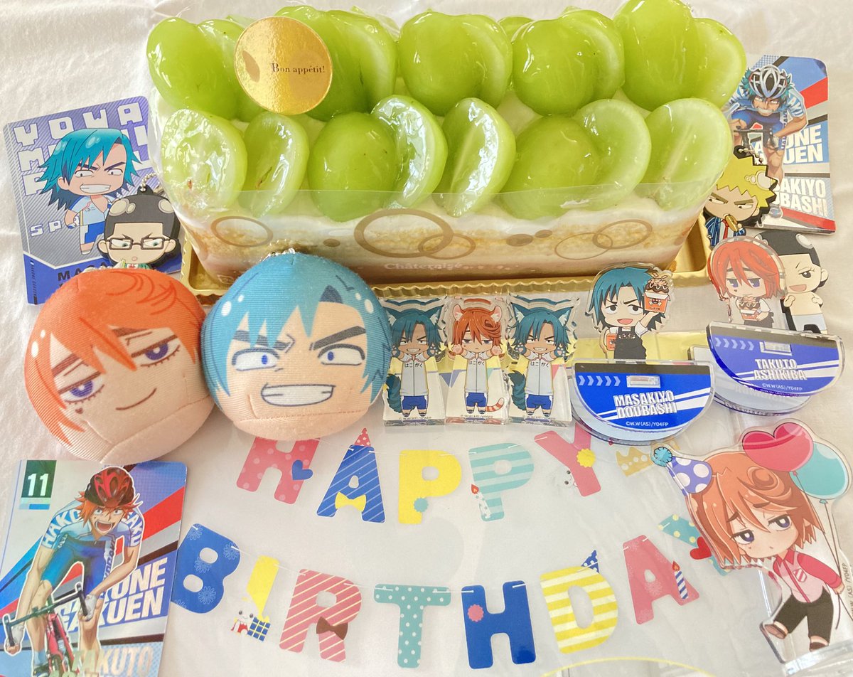 3ru9ma's tweet photo. 祭壇は組めなかったけど、身近な寄せ集めメンバー&amp;シャインマスカットケーキ（シャトレーゼ）でお祝い🎂❣️
花火も良い場所で見れたし、夜9時過ぎに子ども達と4人でケーキ食べれたし（ギルティな時間）（ダンナは出張中）風呂上がり公式バッシーも拝めて、最高のバシ誕になったよー😊✨✨✨ https://t.co/Oa3W9ahy3F
