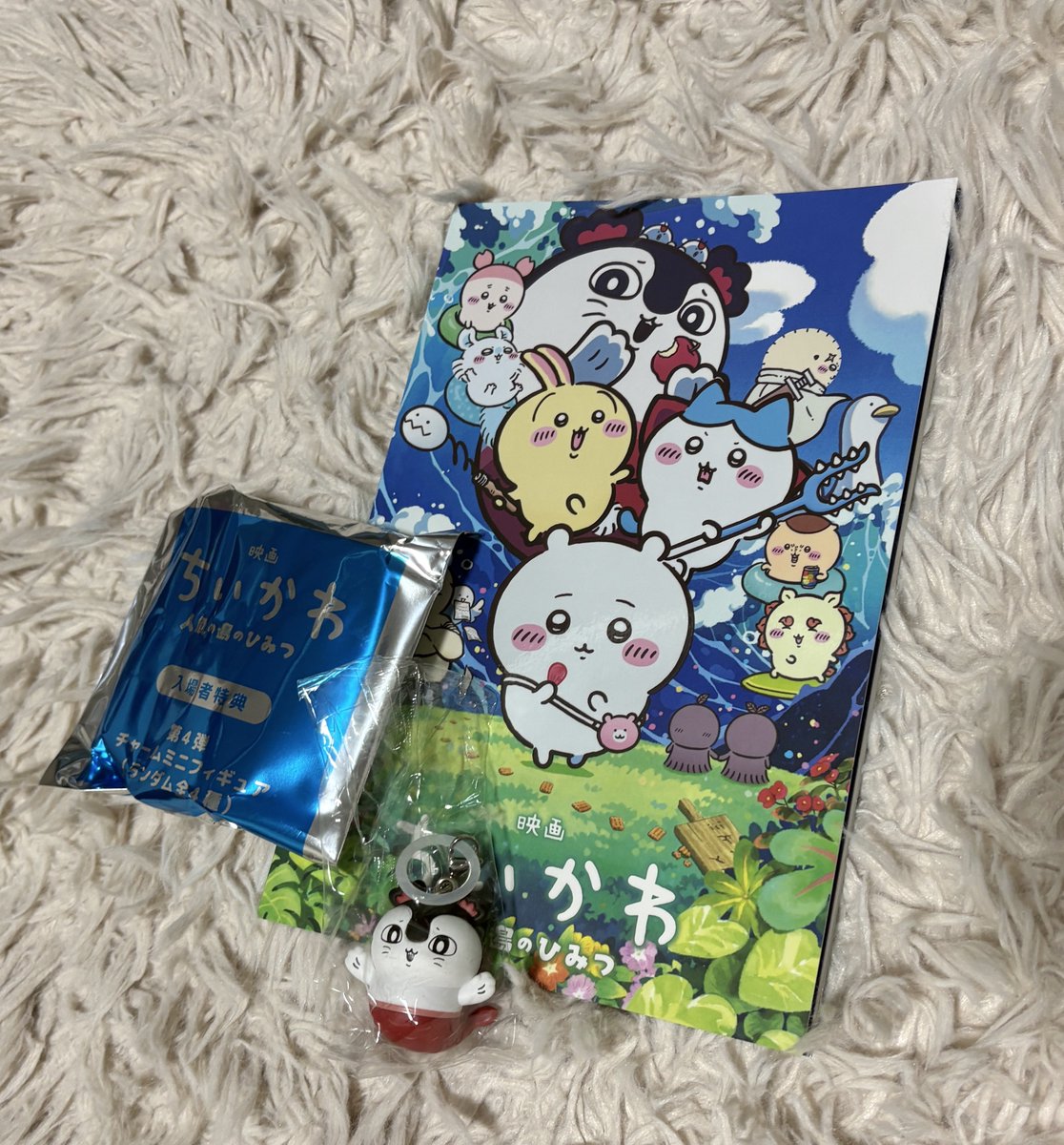 xia_dq10's tweet photo. やっっっっっっとちいかわ観てきた🧜‍♀️
原作読んでた＆感想を見てしまっていたので驚きは少なかったけど見に行けてよかった✌️そして何故かランダム系で出るの、ガチャガチャもそうなんだけど、絶対くるだろうなあって思ってたら予想通りセイレーンだった😂😂 https://t.co/YGFUbH6ucd