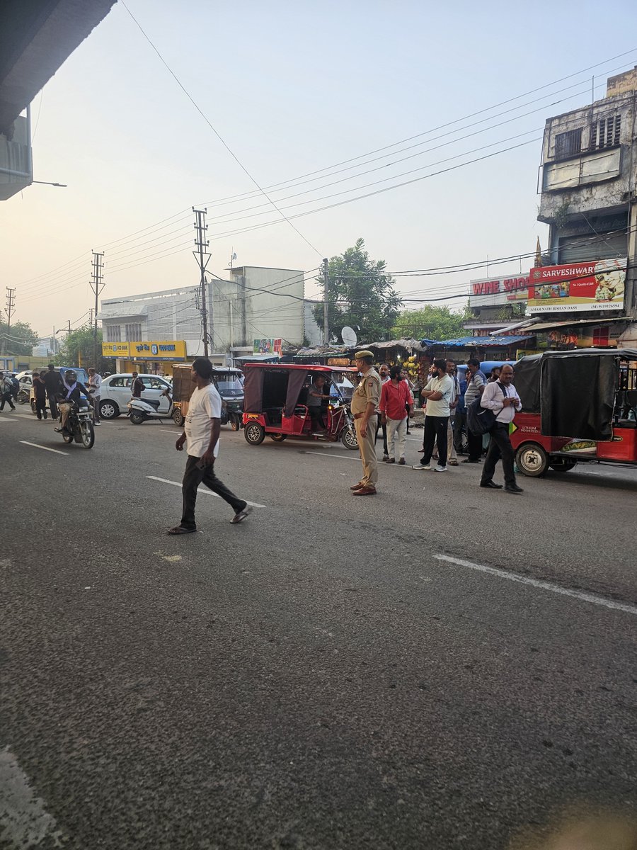 tanujkhajuria's tweet photo. Dear @dcsambaoffice @SudanAyushi @artosamba @OfficeOfLGJandK i think samba police is doing a great job by issuing challan to the people of samba but what about the wrong parking . There is huge traffic on samba bus stand.
I am attaching the pics https://t.co/ZQamzAEdEj