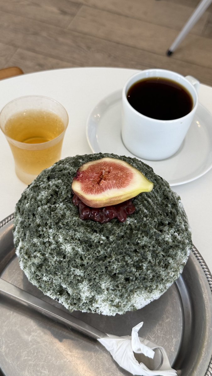 mull296's tweet photo. 매튜 빙수 시즌이 끝나가는 듯해 재빨리 다녀왔다. 쑥 가루 눈에 파묻힌 무화과 가득. 따뜻한 작두콩차도 같이 나옴 https://t.co/z5oTPqJeMm