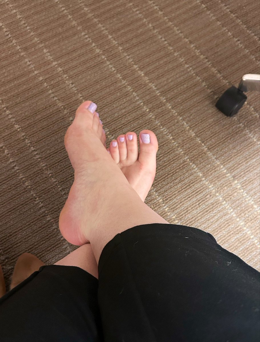 SolelyYours98's tweet photo. #giantfeet #footgoddess #office https://t.co/kOEZhRqTpf