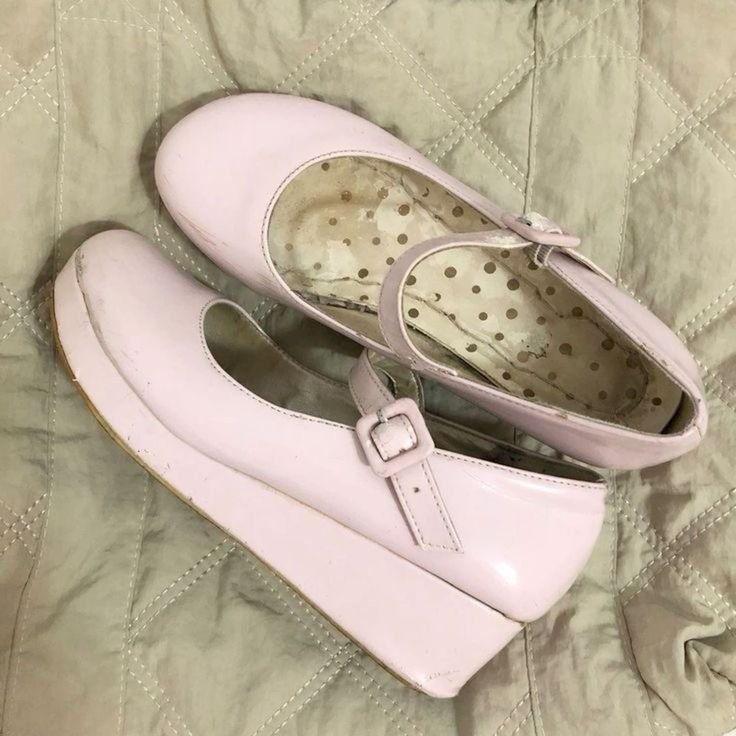_str4wberrei's tweet photo. bring back shoes like these 💗 https://t.co/0CvEDyZ6BV