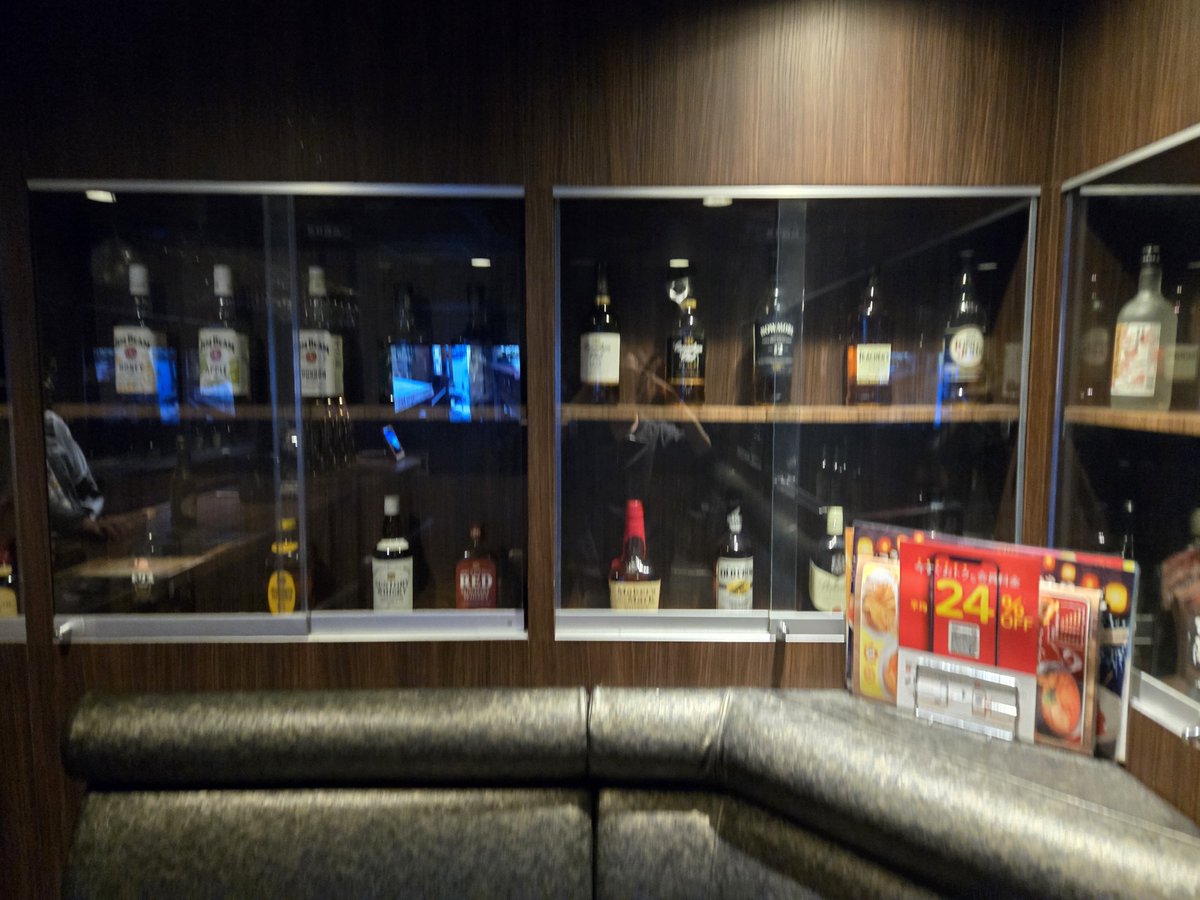 MochitsukiVR's tweet photo. カラオケ来たよwこの酒飲んでいいらしい特殊なカラオケ https://t.co/rtTREgVv3N