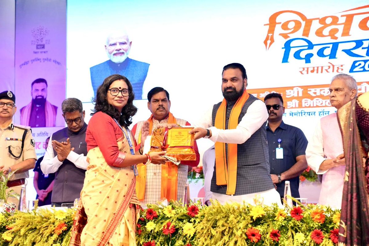 IPRDBihar's tweet photo. माननीय मुख्यमंत्री जी ने कहा कि Microsoft, Google एवं Sarvam AI जैसी अग्रणी तकनीकी संस्थाओं के सहयोग से बिहार में आधुनिक AI इकोसिस्टम विकसित किया जाएगा तथा शिक्षकों को आर्टिफिशियल इंटेलिजेंस की नवीनतम तकनीकों का प्रशिक्षण प्रदान किया जाएगा। इसी दिशा में शिक्षा विभाग और Google के बीच समझौता ज्ञापन पर हस्ताक्षर किया गया।

उन्होंने कहा कि बिहार के विद्यार्थियों को उच्च शिक्षा के बेहतर अवसर उपलब्ध कराने के उद्देश्य से राज्य में BHU (Banaras Hindu University) का सेंटर स्थापित करने का प्रयास किया जाएगा।

माननीय मुख्यमंत्री जी ने यह भी कहा कि मदरसा एवं संस्कृत बोर्ड के शिक्षकों के लंबित वेतन का भुगतान जारी कर दिया गया है, ताकि शिक्षकों को समय पर उनका पारिश्रमिक प्राप्त हो सके।

@samrat4bjp