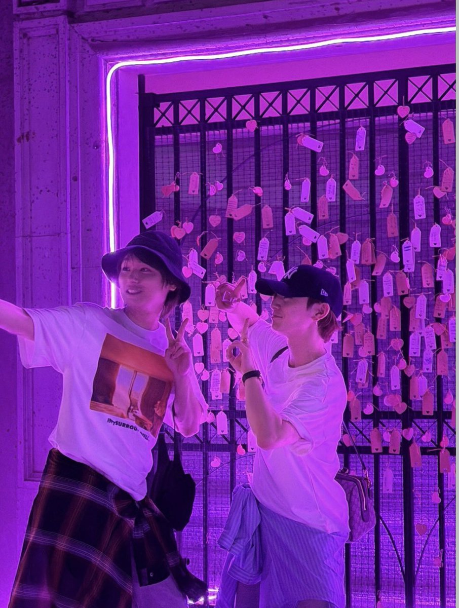 wwanwayy's tweet photo. ファンが頻繁に陥る、山田涼介より伊野尾慧と付き合いたくなる現象の理由がこの数枚に詰まっている気がする...

①体反ってまでガチ撮ってくれて画角が100点
②率先して2ショットを撮ってくれる
③撮り手をしてくれ山田の映りを最優先に考える
④ゾウが揺れたらその右手で守ってくれる

#HeySɑyJUMP https://t.co/YPqZRGBed5