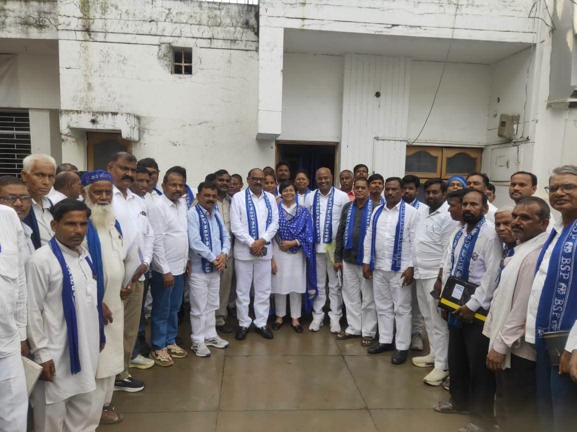 PalVishwnathbsp's tweet photo. आज दिनांक 05-09-2026 को देवीपाटन मंडल की मंडल कार्यालय गोंडा में पार्टी के जिम्मेदार पदाधिकारियों के साथ अति महत्वपूर्ण बैठक आयोजित की गई। बैठक में सेक्टर एवं बूथ स्तर के संगठन की विस्तृत समीक्षा की गई तथा संगठन को और अधिक मजबूत एवं सक्रिय बनाने के लिए आवश्यक दिशा-निर्देश दिए गए। सभी पदाधिकारियों से मिशन 2027 को ध्यान में रखते हुए पूरी निष्ठा एवं मजबूती के साथ संगठनात्मक कार्यों को गति देने का आह्वान किया गया।
#जयभीम #बसपा #BSP #मिशन_2027 #देवीपाटन_मंडल #गोंडा