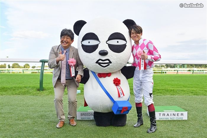 keibalab's tweet photo. 【パンダサイン？】
京成杯オータムハンデ、表彰式に登場したのは京成電鉄のキャラクター、京成パンダでした。

京成電鉄によると、京成パンダは"P-78星雲に浮かぶパンダ星を治めるパンダ王家の王子"とのこと。馬連7-8で決まりました。
#ピコローズ #三浦皇成 #京成パンダ
https://t.co/oyNZf8fWKz https://t.co/fnlrvvHQht