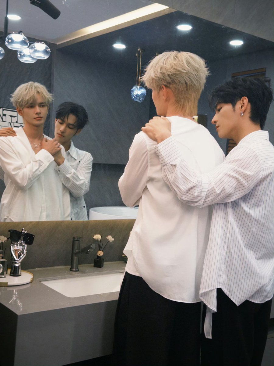 xizhao_fanclub's tweet photo. A little drop of behind-the-scenes moments from the set. 🎬🧡💛

Capturing the little everyday moments Xixi and Zhaozhao share through the lens. ✨

#XiZhao #HeChangxi #HeYanzhao https://t.co/k8aRHYYplb