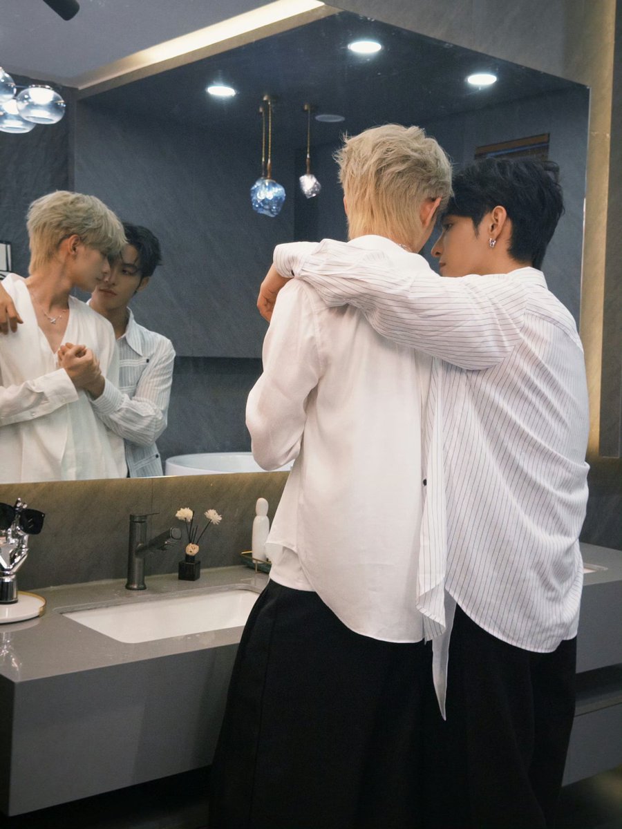 xizhao_fanclub's tweet photo. A little drop of behind-the-scenes moments from the set. 🎬🧡💛

Capturing the little everyday moments Xixi and Zhaozhao share through the lens. ✨

#XiZhao #HeChangxi #HeYanzhao https://t.co/k8aRHYYplb