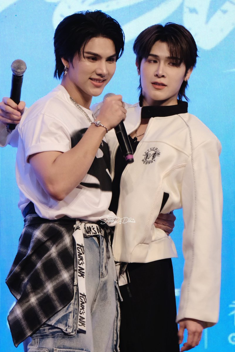 Nico_in_delulu's tweet photo. Boyfriends behavior ♥️💙

FortPeat Fan Meeting in HK   
#fortpeatHKFM https://t.co/DjghiHOaJM