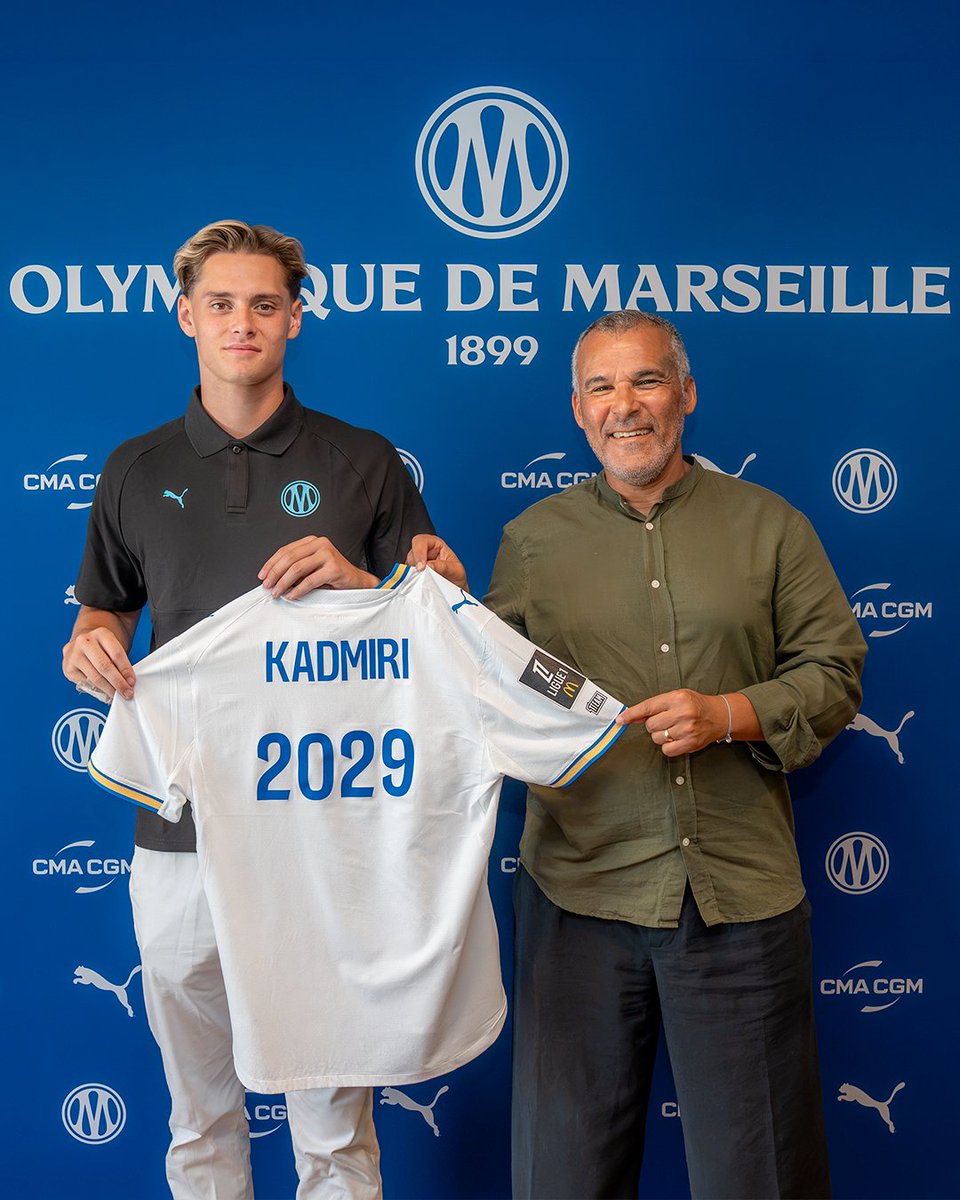 OM_Officiel's tweet photo. 𝗨𝗴𝗼 𝗞𝗮𝗱𝗺𝗶𝗿𝗶, signe son premier contrat professionnel avec l'Olympique de Marseille. 🔵⚪️

Plus d'infos 👉 https://t.co/V1UD5SdyUj https://t.co/rkf9NNTZh8