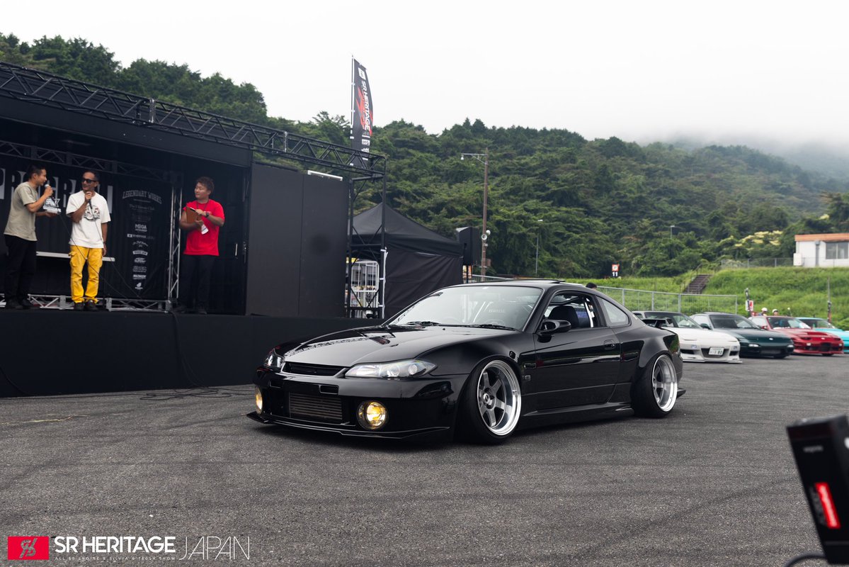 NS_SUPER_EXPO's tweet photo. 【 BEST EXTERIOR AWARD 】
外装・ホイール・車高など、
車両全体のスタイリングを評価するアワードです！

今回選ばれたのはこちらのS15シルビア！

NISMOエアロに湾岸フォグを組み合わせ、
純正の雰囲気を活かしながらも独自のフェイスを演出。

そして特に川崎編集長の目に留まったのが、
リアフェンダーの美しい造形！
ワイドなシルエットはもちろん、
給油口まわりまで丁寧に処理された
細部の作り込みも高く評価されました！

足元には
RAYS VOLK RACING TE37Vを
落とし込み、ブラック×シルバーで
まとめた大人のスタイリング。

ベストエクステリアアワードおめでとうございます！

#エスヘリ
#SRHERITAGEJAPAN