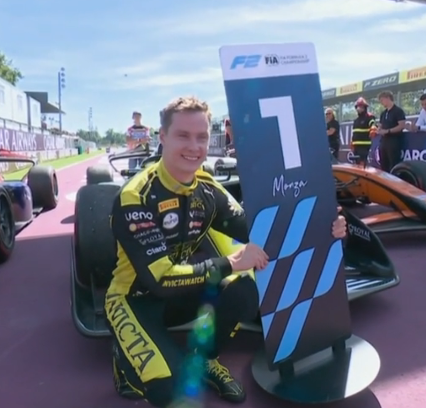 MercedesF1ARG's tweet photo. 🏆 🇵🇾 JOSHUA DUERKSEN GANA EN MONZA

El paraguayo, piloto de desarrollo de Mercedes, arrancó P7, ganó 4 posiciones en la largada y luego se hizo con el liderato y aguantó para terminar ganando su tercera carrera en esta temporada de F2.

VAMOS JOSHUA 🇵🇾 https://t.co/DpzxlygTUl