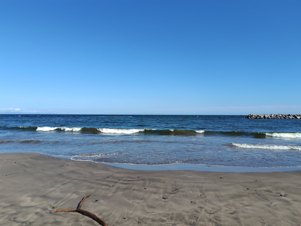 aoto521's tweet photo. のんびりした週末、夏の名残を感じつつ。

砂浜に下りたのいつ以来だろうか。
震災以降は怖くて避けてたから少なくとも15年は経ってる…はず。

息子は初めて近くで見る波が怖くて逃げてた🤣 https://t.co/kU2LnTsJQ1