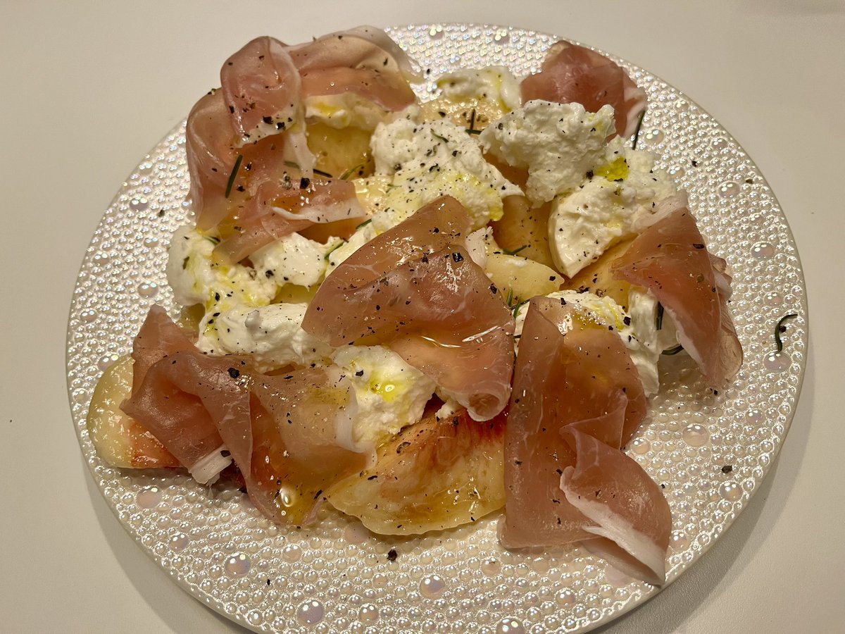 Regnodipasta's tweet photo. プッタネスカ
ピカタ
桃のカプレーゼ
#イタリア料理はムラの美学

今回ケイパー水にさらしてみたけどやっぱしょっぱい
飲むなら問題ないけど、飲まないなら塩分過多 https://t.co/xVordaCyum