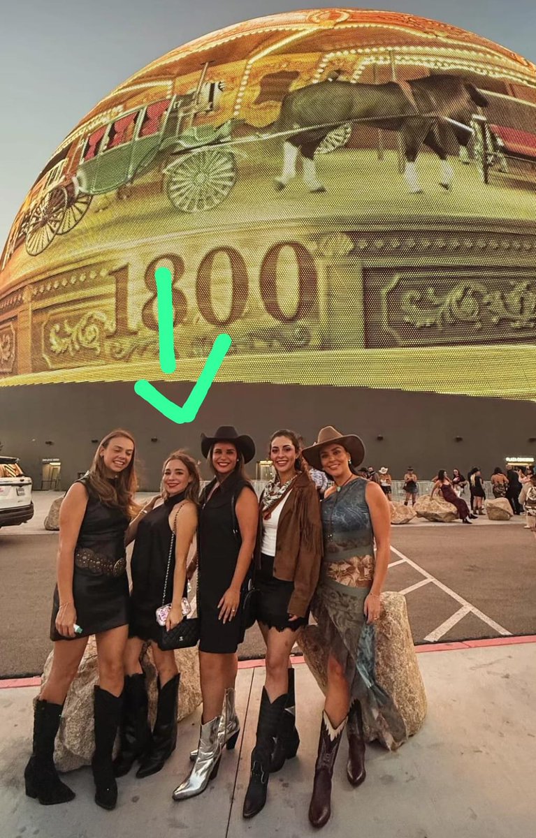 JJDiazMachuca's tweet photo. ¡LA AUSTERIDAD TAMBIÉN SE FUE A LAS VEGAS! 🇺🇸

Pedro Arturo López Herrería, sobrino de Andrés Manuel López Obrador y asesor en el gobierno de Rocío Nahle García (@rocionahle), aparece disfrutando con su esposa del concierto de Carín León en Las Vegas.

Qué bonita transformación:

el tío dejó la austeridad republicana… y los sobrinos entendieron “turismo internacional”.

Gobernadora Nahle, ¿pues no que se habían acabado el influyentismo y el amiguismo?

¿Es así como usted le paga todo lo que políticamente le debe a López Obrador: protegiendo a su familia de los señalamientos de corrupción e ineficiencia?

Mientras tanto, el sobrino en Las Vegas.

¡Qué bueno que primero son los pobres!