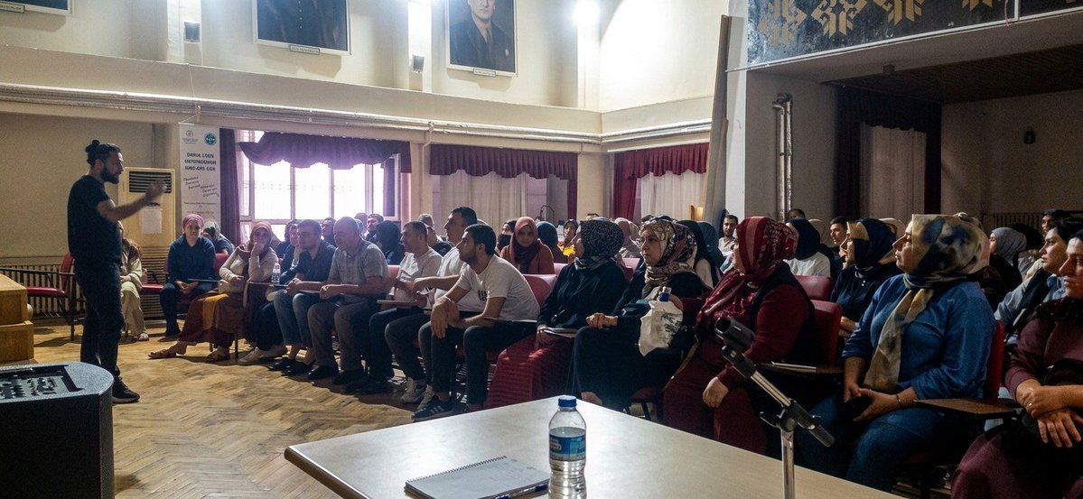 IsgDiyarbakir's tweet photo. 📍 Diyarbakır

Merkez ve taşra ilçelerimize bağlı okul ve kurumlarımızda göreve başlayacak olan temizlik personelleri görev başı yapmadan önce Temel İSG Eğitimlerini almaya devam ediyor.

@tcmeb @Yusuf__Tekin @CihadDemirli @meb_dhgm @omurfatih @mebisgb
@ozkan_meb @sadoglu_salih @berhuni47 @MustafaKndrn21