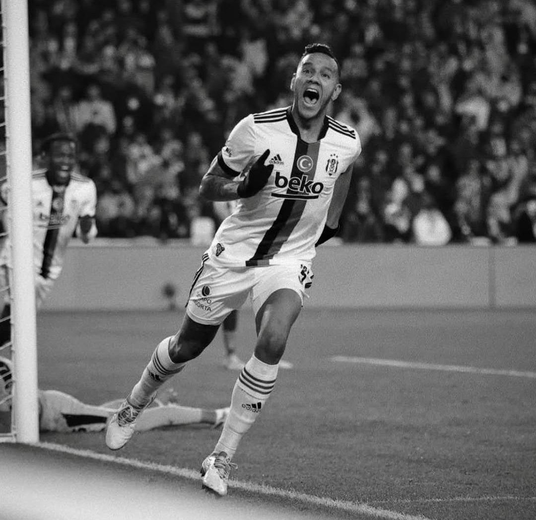 foootballo's tweet photo. 🚨 Mesela iki takımda da oynamış Josef De Souza, bugün “Başarılar Beşiktaş’ım, hakettiğimiz şampiyonluk için oynayın.” diye paylaşım yapıyor.

Bizim 11’imizde daima şeref, onur ve haysiyet var.
Onlarda bu isimler hep kadro dışı. 👏 https://t.co/NsnsNF0832
