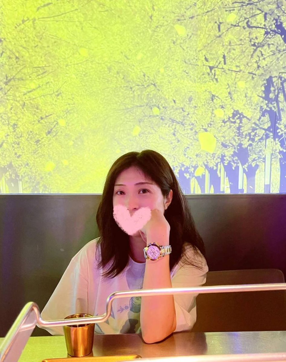 naranun_cup's tweet photo. 作为一名已婚教师，讲台上的我温柔克制，为人妻的我平淡安稳。偶尔也想在另一个世界里，放下老师和妻子的身份，只做一会儿真实的自己 https://t.co/QLvY6iHNG2