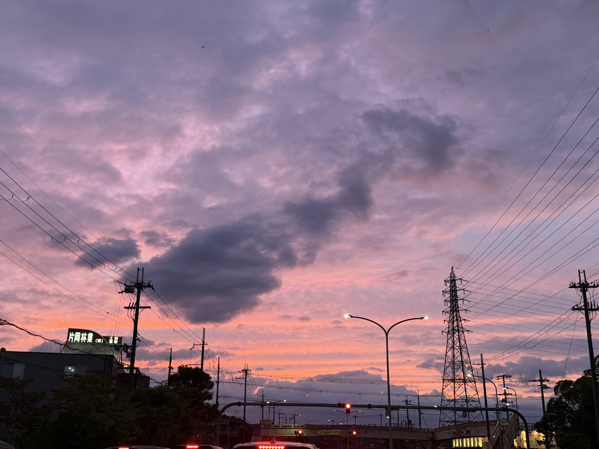 Rabice19's tweet photo. 今朝の大阪はなんか夏と秋の空の境目があったかのよう
そして夕方も神秘的だった。
明日は最近誕生日だった母ちゃんの誕生日会をするために三重の実家に行くべ https://t.co/E9mQNarAER