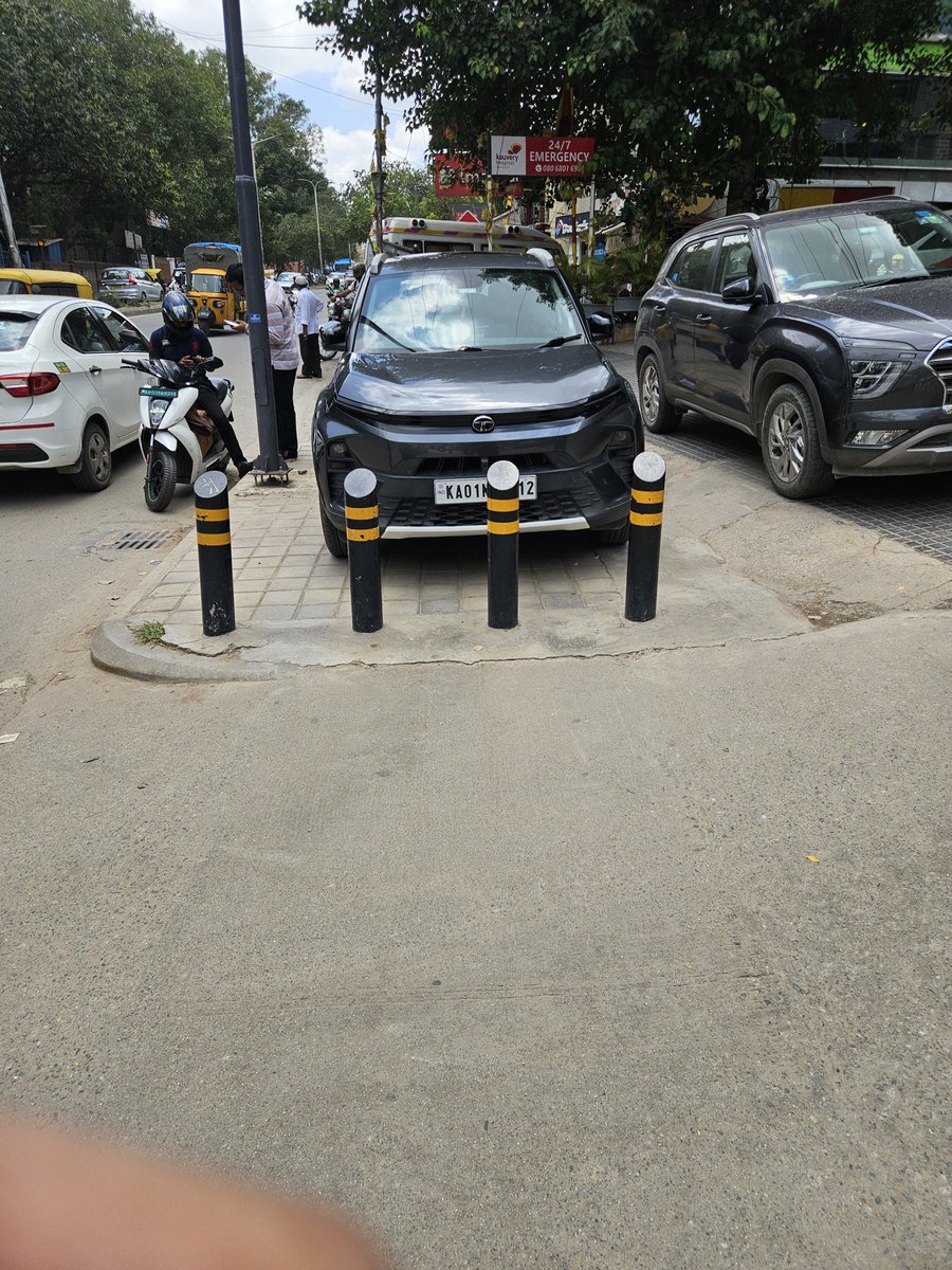 PranamSK2's tweet photo. @krishnabgowda Please look into this matter as well. This is regarding  @KauveryB in Spice Garden, Marathahalli. They often park their patients cars on the footpath, if not every day. Don't MNC hospitals have a responsibility to provide proper parking facility for their patients https://t.co/rhTzqf1Put