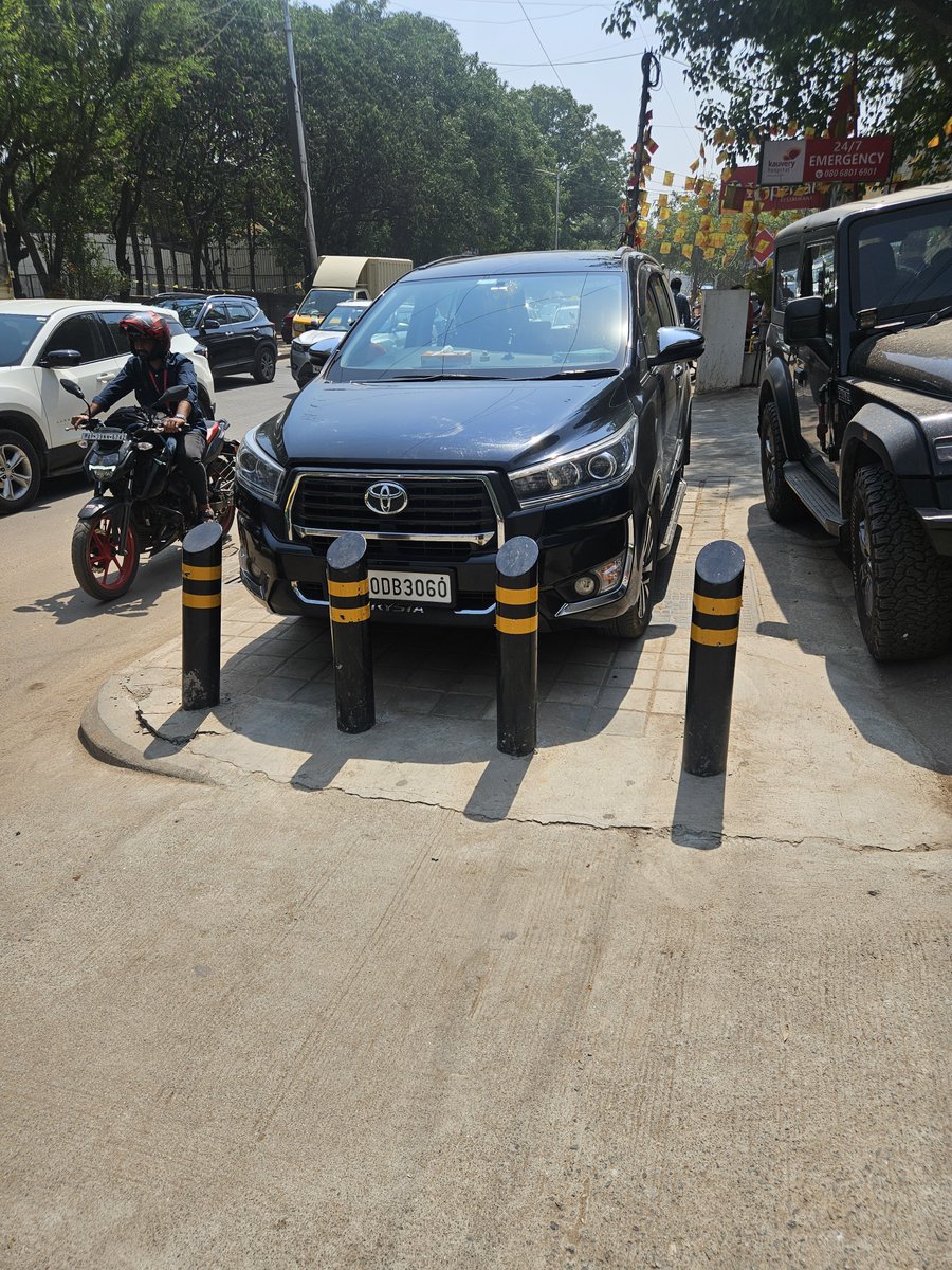 PranamSK2's tweet photo. @krishnabgowda Please look into this matter as well. This is regarding  @KauveryB in Spice Garden, Marathahalli. They often park their patients cars on the footpath, if not every day. Don't MNC hospitals have a responsibility to provide proper parking facility for their patients https://t.co/rhTzqf1Put