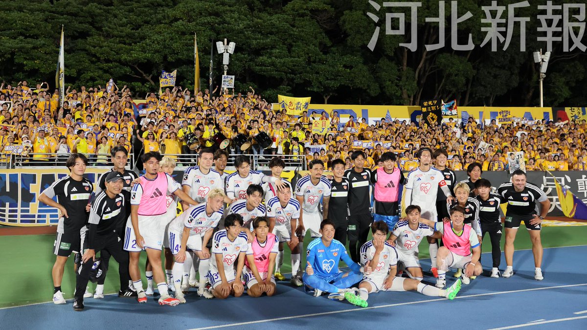 kahokuphoto's tweet photo. #Ｊ２ 第５節 #レモンガススタジアム平塚 #ベルマーレ平塚 ― #ベガルタ仙台 は３－１で仙台が快勝！敵地に駆けつけた #サポーター と一緒に記念撮影する #ベガルタ の選手たち #Jリーグ 詳しくは #河北新報 https://t.co/4qSx2vLa56 にて。 https://t.co/iYPfIdNGMO