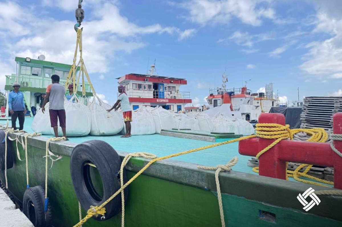 rdcmaldives's tweet photo. ޕަބްލިކް ސެކްޓަރ އިންވެސްޓްމަންޓް ޕްރޮގްރާމްގެ ދަށުން، އދ. ހަންޏާމީދޫގައި ހިންގުމަށް ހަމަޖެހިފައިވާ މަޝްރޫއުތަކަށް ބޭނުންވާ ސާމާނު ފޮނުވުމުގެ މަސައްކަތް ދަނީ ކުރަމުންނެވެ.

#TeamRDC https://t.co/Uthce2w3DF