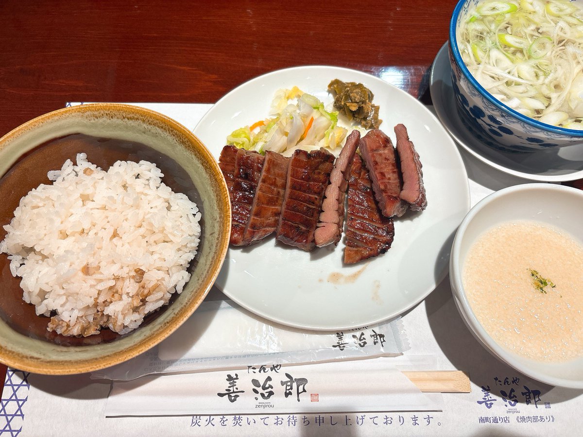 mikan333's tweet photo. 昼も夜も牛タン食べた。お土産は買ってあるぞー！！(家族へ) https://t.co/axXQXougPz