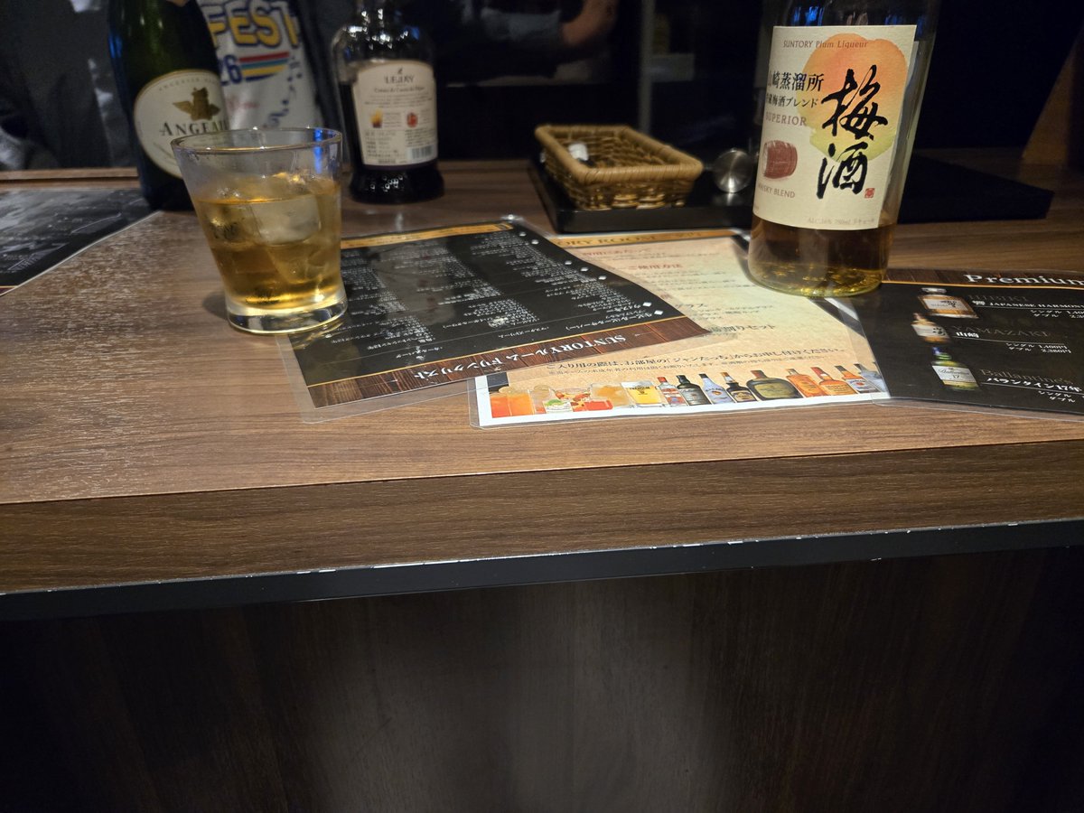 MochitsukiVR's tweet photo. 梅酒飲んで友達にカクテル作ってもらってるw https://t.co/KoGkN7IX2b
