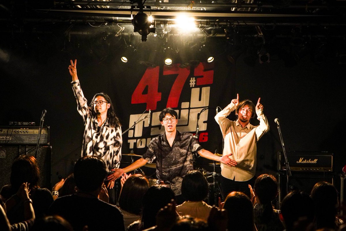 afrocktsuru's tweet photo. 5周目の47都道府県ツアー
〜鶴フェスへの道〜
秋田県 Club SWINDLE

本日もワイワイありがとうございました✨✨
実に4年ぶりの秋田でございました。遡ること22年前、初めてちゃんとリリースしたアルバム『素敵CD』の初回プレスはまさかの誤植で「うたギター、秋田温」になって以来、秋田に謎のシンパシーを感じ、いつも以上にワイワイした秋野でございました。
秋田の皆様が乗ってきてくれたおかげで本人も非常に満足しているようです。
来年、鶴ヶ島でお待ちしております。

このツアーにいよいよ登場、ウルトラ寿司ふぁいやーにも感謝です。まさかの乱入でステージ上はお���りになりましたね。
スリーピースバンドは走り込めるスペースが沢山ありますので、どこに駆け込んでいただいても結構です。

明日の岩手もよろしくお願いいたします。
さらには今後九州にもウルトラ鶴ふぁいやーは上陸いたしますので、九州の皆様もお楽しみに☆

ではまた明日！