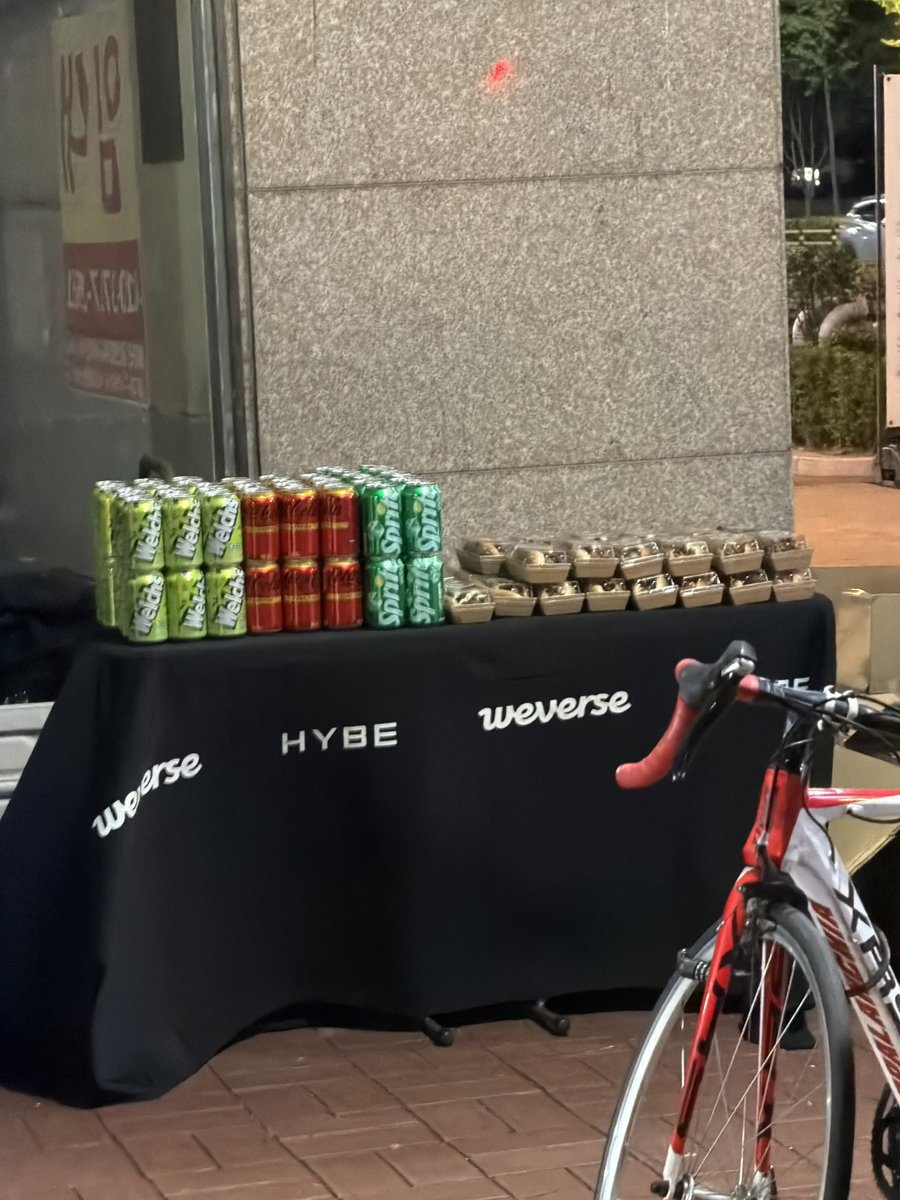 Lyre0502's tweet photo. 오늘 인가 역조공 핫도그인가보다 https://t.co/w0ZVbFMkcj