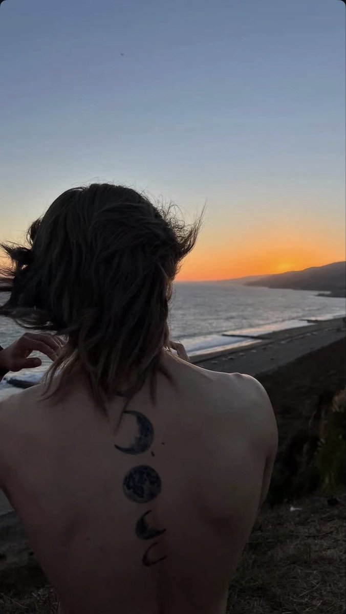 jooniesoob's tweet photo. to doente lembrando que pra tirar essa foto aqui alguém viu essa cena bem diante dos próprios olhos e pôde apreciar de perto as tatuagens do jimin + por do sol e cabelos ao vento https://t.co/kKLGBbDbfV