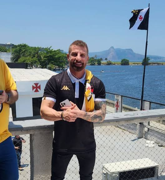 CarlosBanderia's tweet photo. Minhas críticas ao Pedrinho sempre foram no entorno do futebol!
Um craque que foi em campo tem que focar também 100% no seu carro chefe, que é o futebol em um clube de fuebol!

"Porém, o seu trabalho na recuperação estrutural e financeira do clube é impecável!"

Pedrinho seria usado como fantoche pelo seu próprio grupo político, que tomariam o poder do Vasco, na justiça dos comparsas!
Foi ameaçado de sequestro justamente para deixar o comando do Vasco!

"Não se amedrontou, e usou muito bem a cabeça psicologicamente, para reverter tudo isso!"

Encarou todos os seus desafios de frente e com muita honra e colocou gente da caneta pesada no bolso, com o apoio incondicional da família vascaína, que pensa no Vasco!

Fez o que muitos nunca fizeram antes pelo clube há décadas. Tirou os esqueletos dos armários das dívidas obscuras, que nem sabíamos que existiam no clube! Conseguiu fazer a recuperação judicial do Vasco com a aprovação de quase 100% do credores, que é algo inédito neste cenário!
Todos os vencimentos pagos em dia em um futebol brasileiro cada vez mais competitivo e atraente para novos investidores!

Falando em investidores. Conseguir trazer a família Faria Lamacchia para o futebol, como sócios do 
Vasco, foi a estratégia perfeita, que nos renderá muitos títulos por décadas!

Você Pedrinho tem tudo para conquistar os seus primeiros títulos como presidente do Vasco em 2026 e tirar o Vasco de uma longa fila. E fazer novamente a torcida do Vasco bem feliz, de norte a sul deste país!

Feche mais algumas peças importantes para reforços e veja o sol brilhar nas taças que o Vasco conquistará de 2026 em diante sem interrupções!

Lutaremos juntos pelo bem do nosso amado Vasco! @VascodaGama